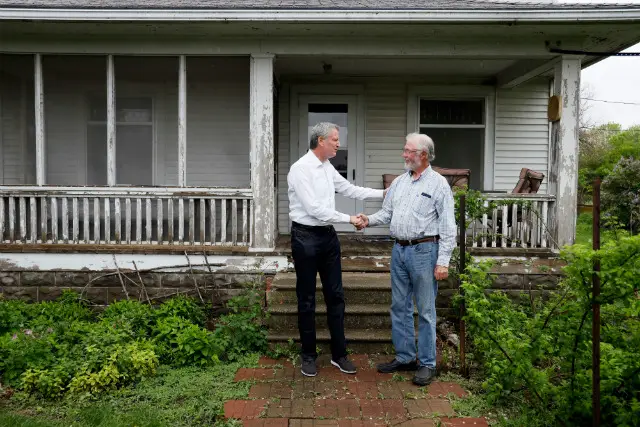 Democratic presidential candidate New York Mayor Bill de Blasio talks with George Naylor, right, after a meeting with Greene County small family farmers, in Churdan, Iowa